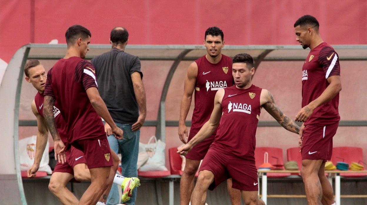 Jugadores del Sevilla, durante un entrenamiento