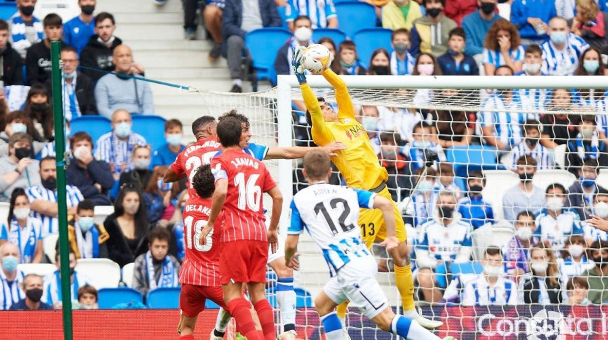Bono ataja un balón en el Real Sociedad-Sevilla