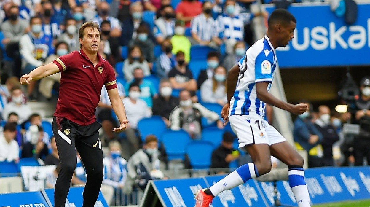 Julen Lopetegui, dando indicaciones a sus jugadores durante el Real Sociedad - Sevilla FC
