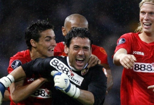 Andrés Palop instantes después de parar el penalti definitivo en l final de Glasgow ante el RCD Espanyol que supuso la segunda UEFA Europa League del Sevilla FC