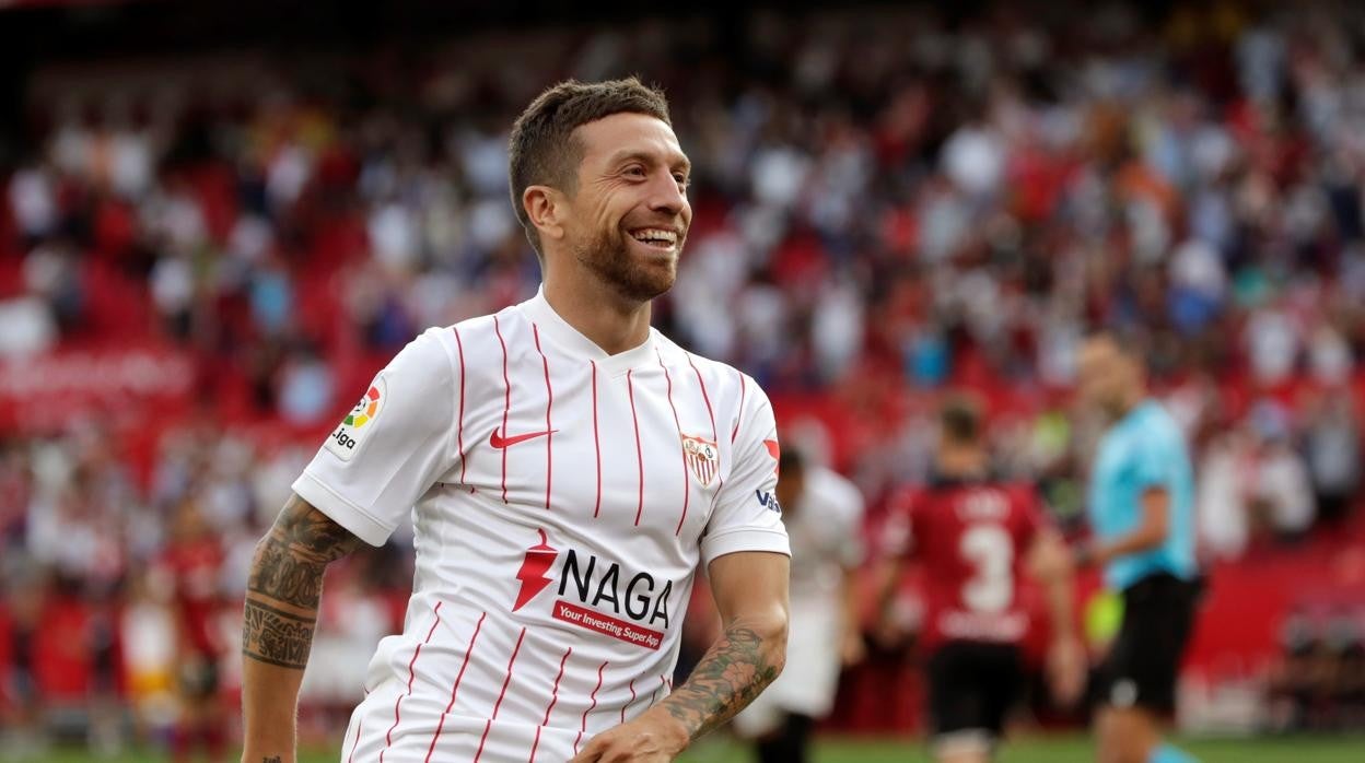 Papu Gómez celebra el 1-0 ante el Valencia