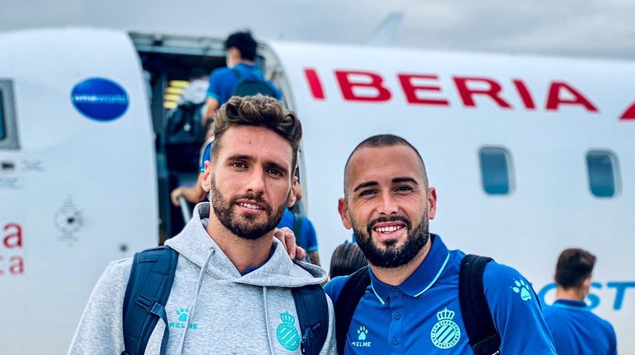 Sergi Gómez y Aleix Vidal antes de despegar para Sevilla