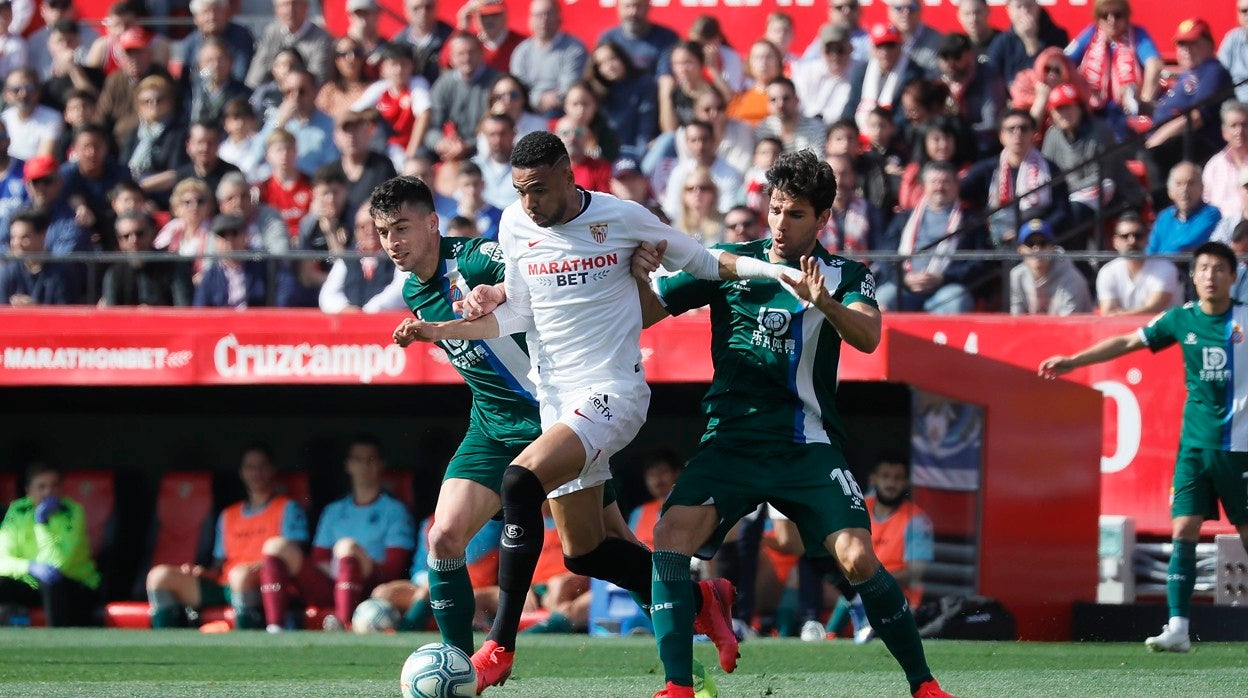En-Nesyri, conduciendo el balón en el último Sevilla - Espanyol en Nervión
