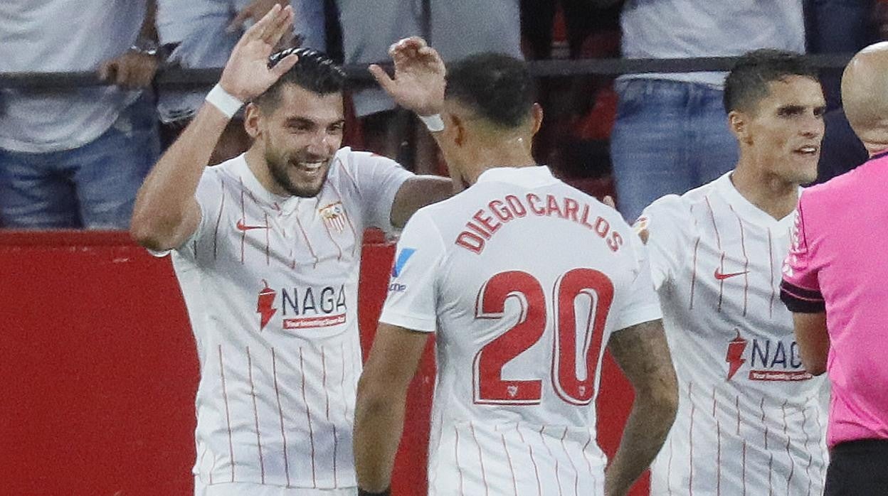 Rafa Mir celebra su gol con sus compañeros