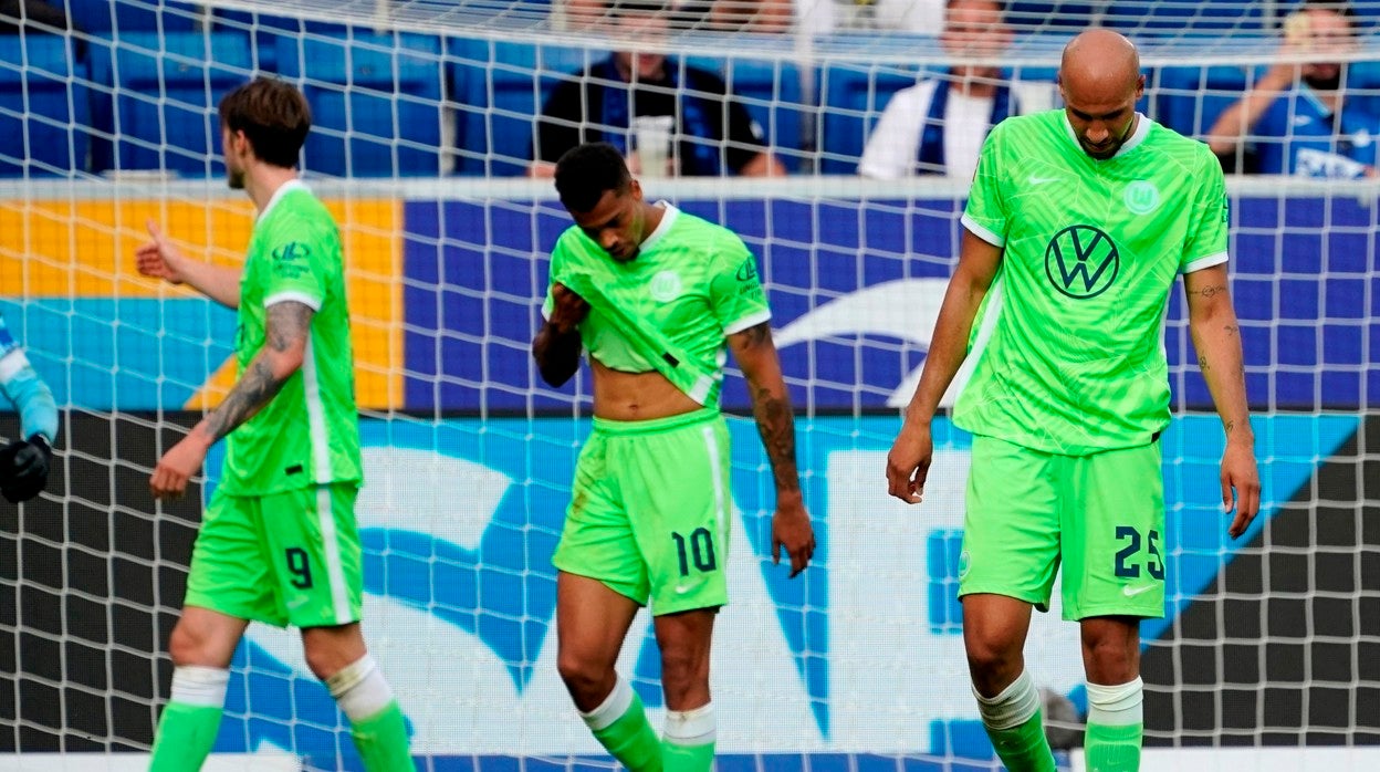 Los jugadores del Wolfsburgo, cabizbajos tras la derrota ante el Hoffenheim