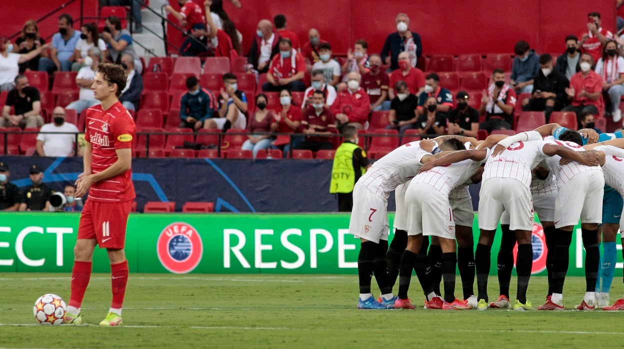 Los jugadores del Sevilla, conjurándose antes del choque ante el Red Bull Salzburgo