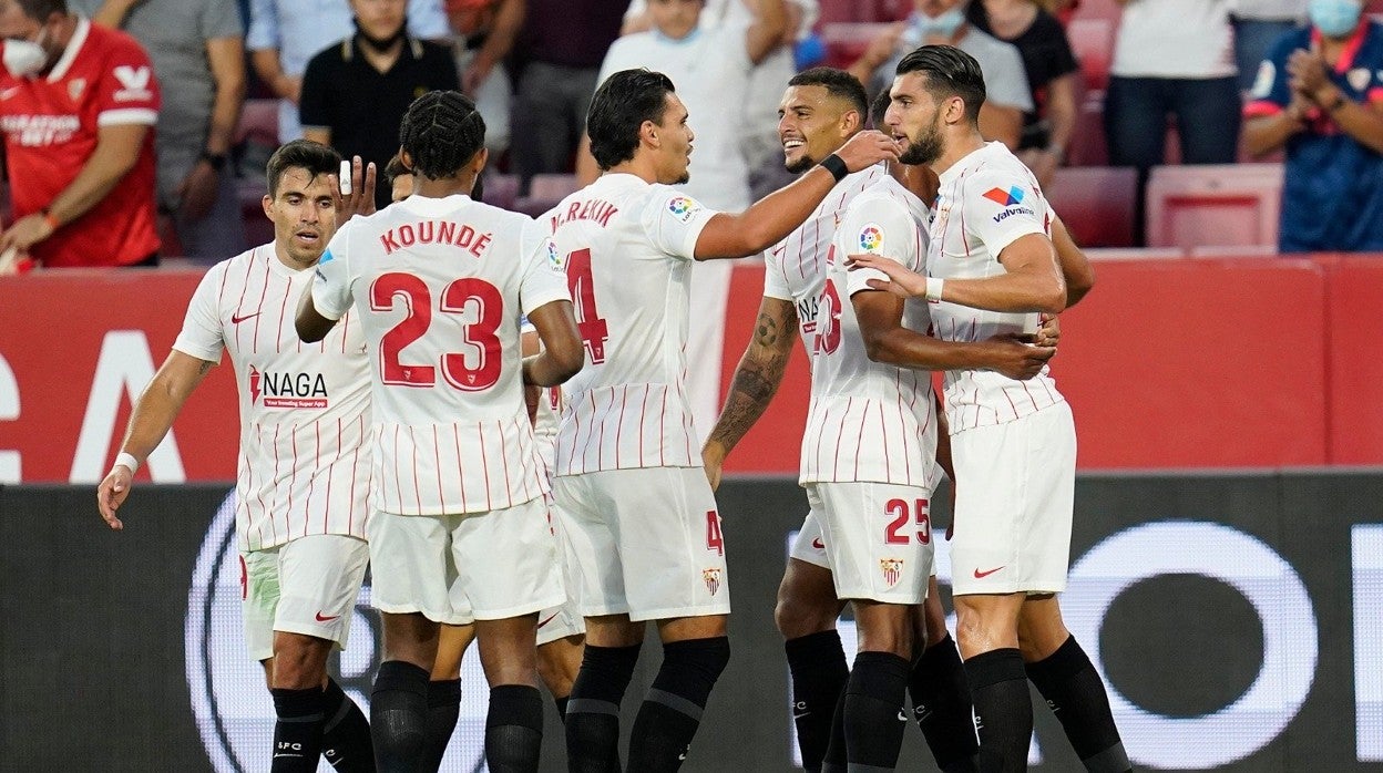 Los jugadores del Sevilla FC celebran el tanto de Rafa Mir al RCD Espanyol