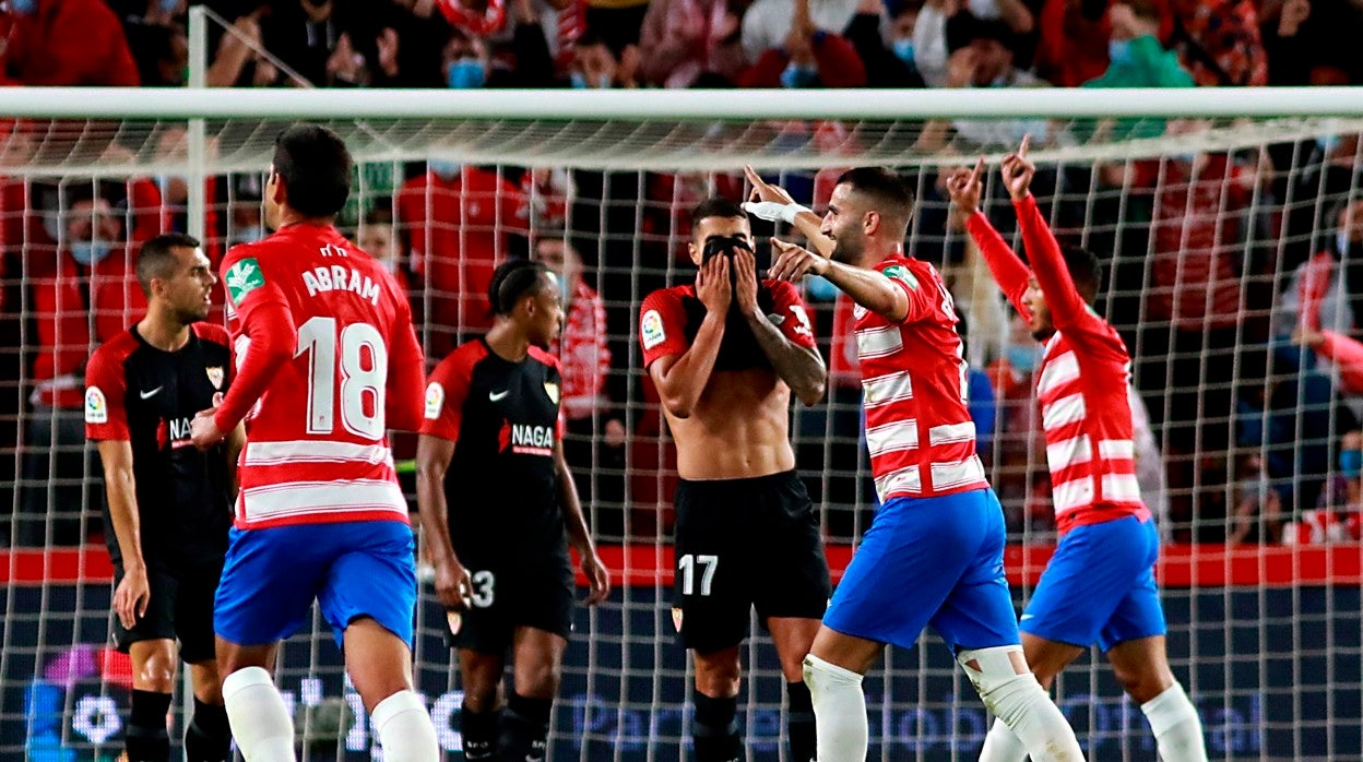 Los jugadores del Granada celebran el tanto de Rochina al Sevilla