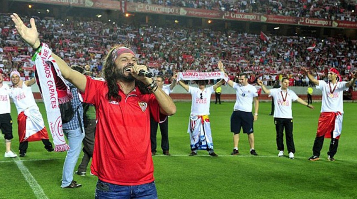 El Arrebato canta el himno del centenario del Sevilla FC en el Sánchez-Pizjuán para conmemorar la cuarta UEFA Europa League