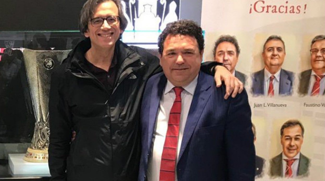 Ramón Somalo, a la derecha, posa junto a Pedro Monago, que fue el vicepresidente de la Federación de Peñas San Fernando durante el mandato del primero