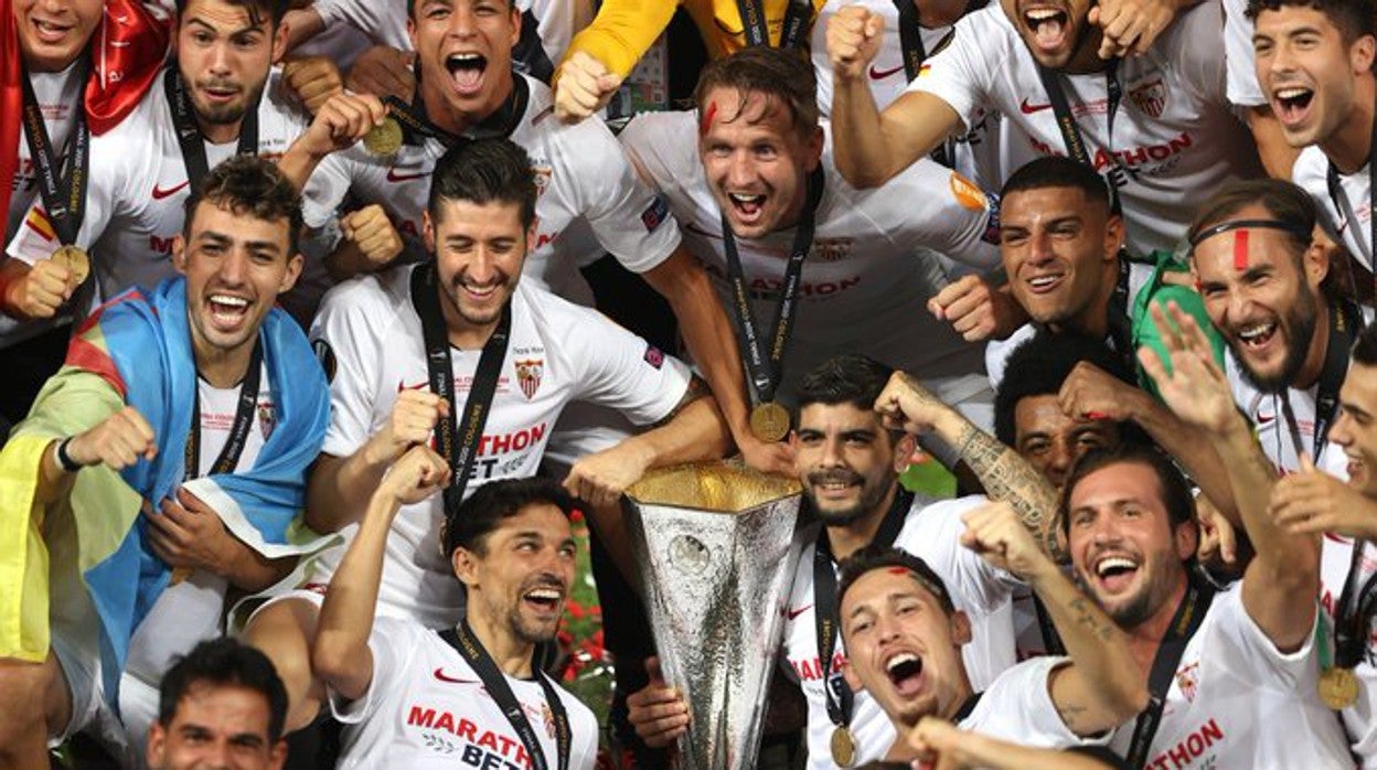 Los jugadores del Sevilla FC celebran la consecución de la sexta UEFA Europa League por parte del club sevillista en 2020