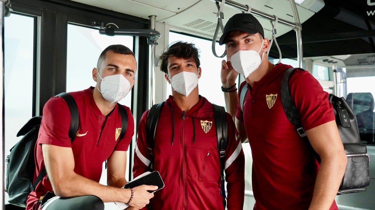 Joan Jordán, Óliver Torres y Rafa Mir posan en la salida de la expidicón sevillista hacia Vigo