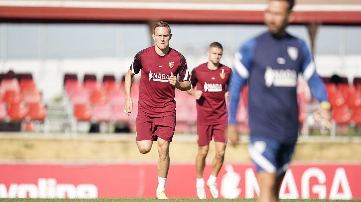 Augustinsson, en un entrenamiento con el Sevilla