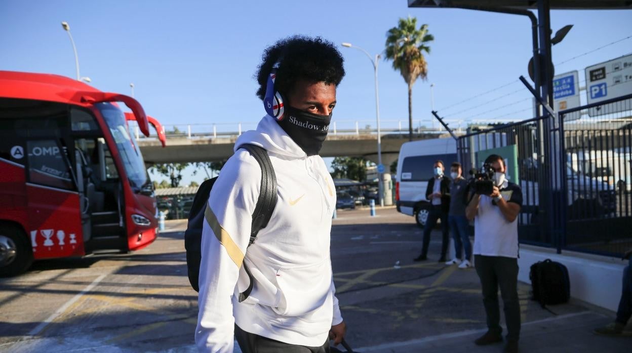Koundé llega al aeropuerto de San Pablo para montarse en el avión del Sevilla FC para desplazarse a Lille