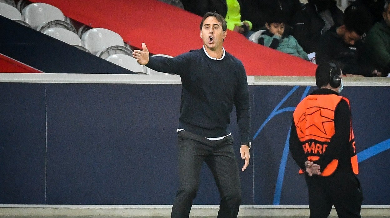 Julen Lopetegui da indicaciones a sus jugadores durante el Lille - Sevilla