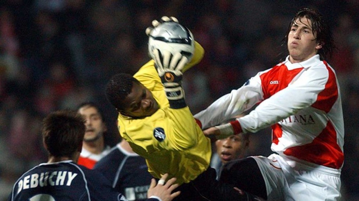 El sevillista Sergio Ramos durante una acción del Lille - Sevilla de la temporada 2004-05