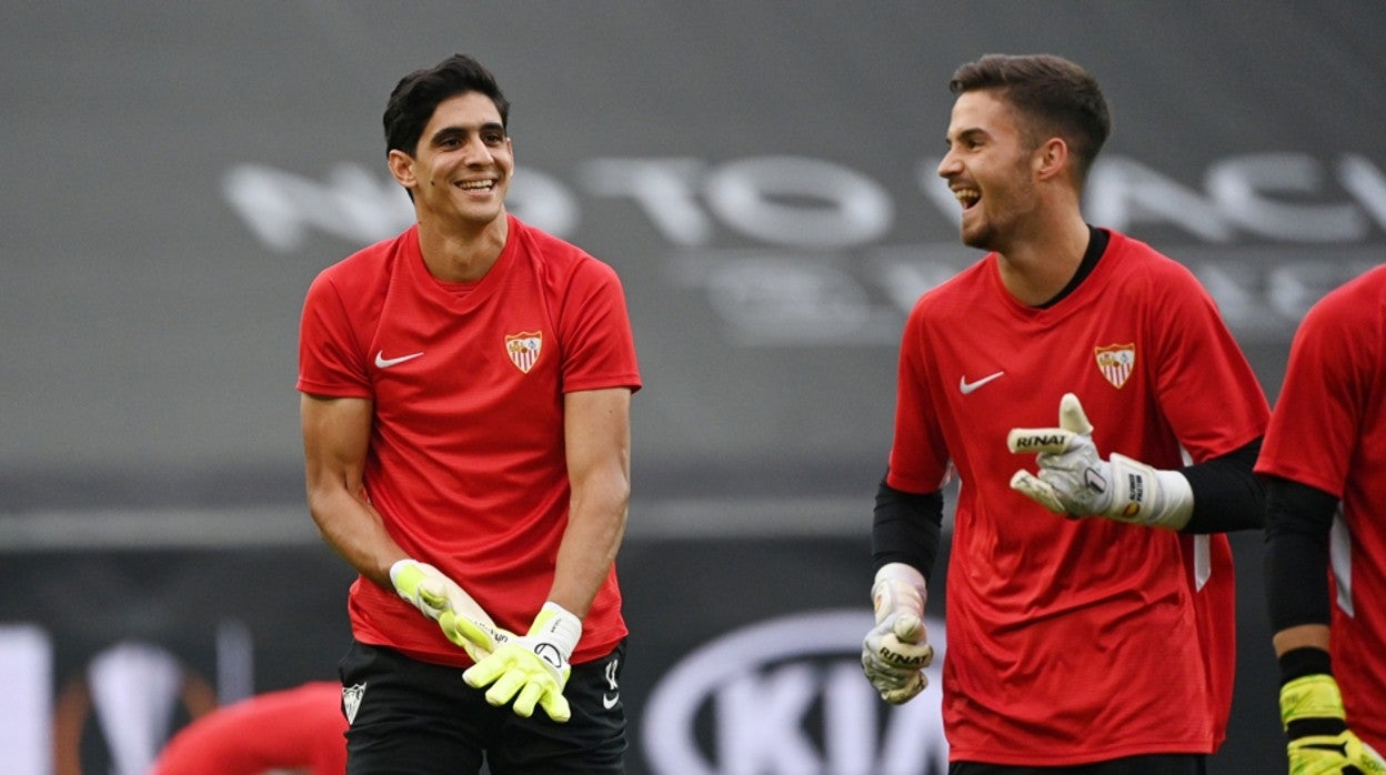 Bono, a la izquierda