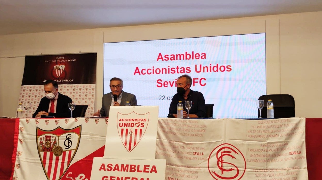 José Parra, en medio, durante la asamblea de Accionistas Unidos celebrada el viernes
