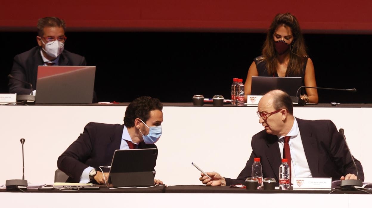 José María del Nido Carrasco y José Castro, en la junta de accionistas del Sevilla FC