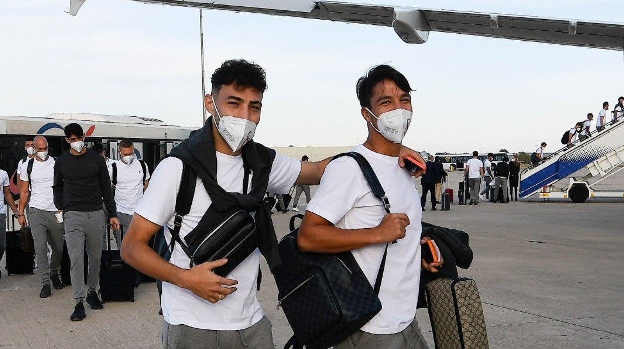 Munir y Óliver Torres, antes de montarse en el avión del Sevilla FC hacia Mallorca