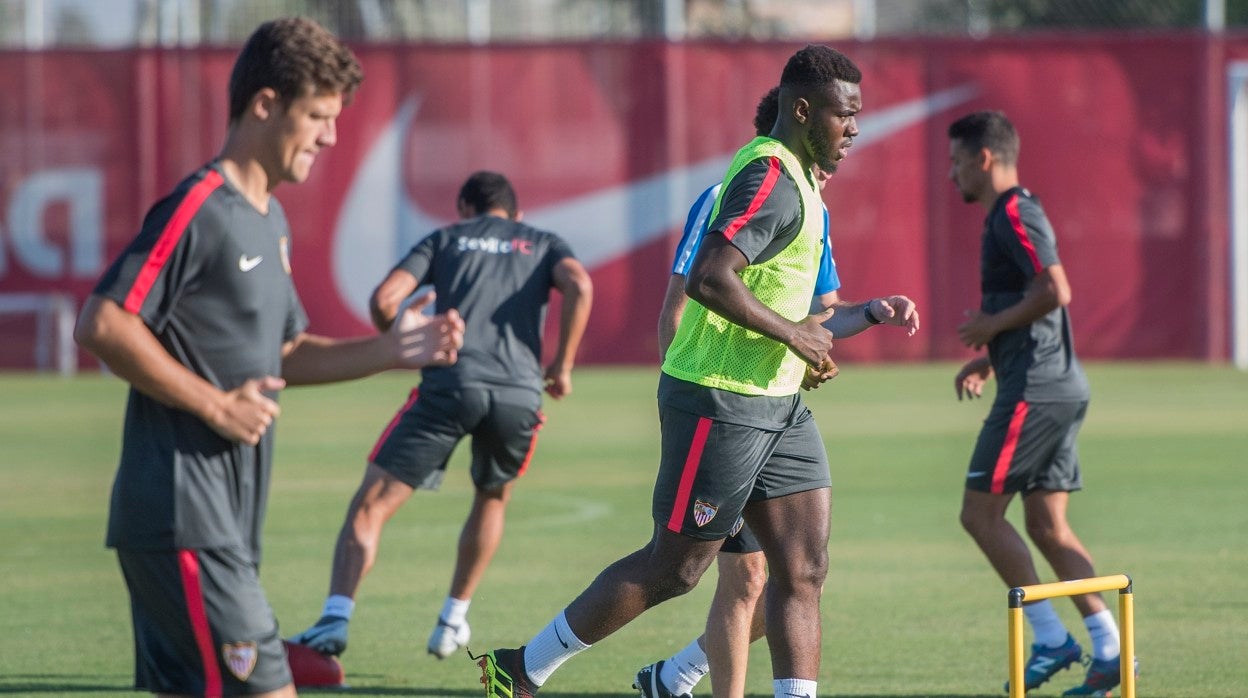 Gnagnon, durante un entrenamiento del Sevilla FC