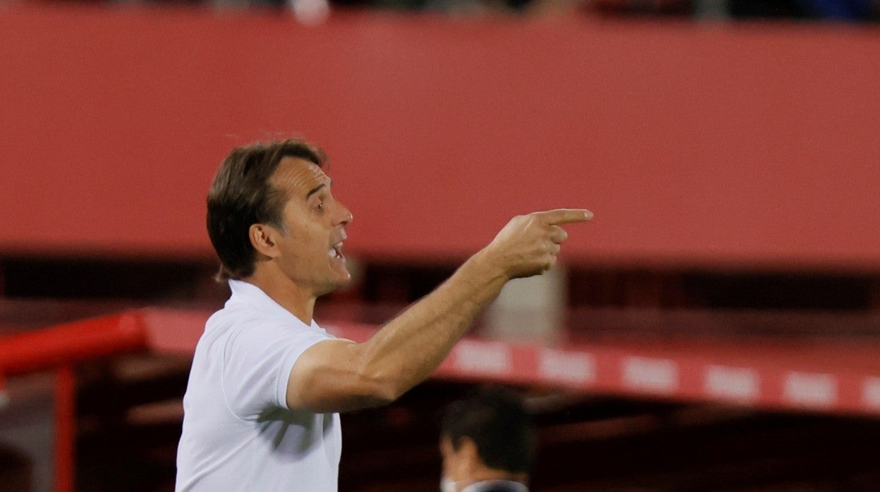 Julen Lopetegui da indicaciones durante el Mallorca - Sevilla FC