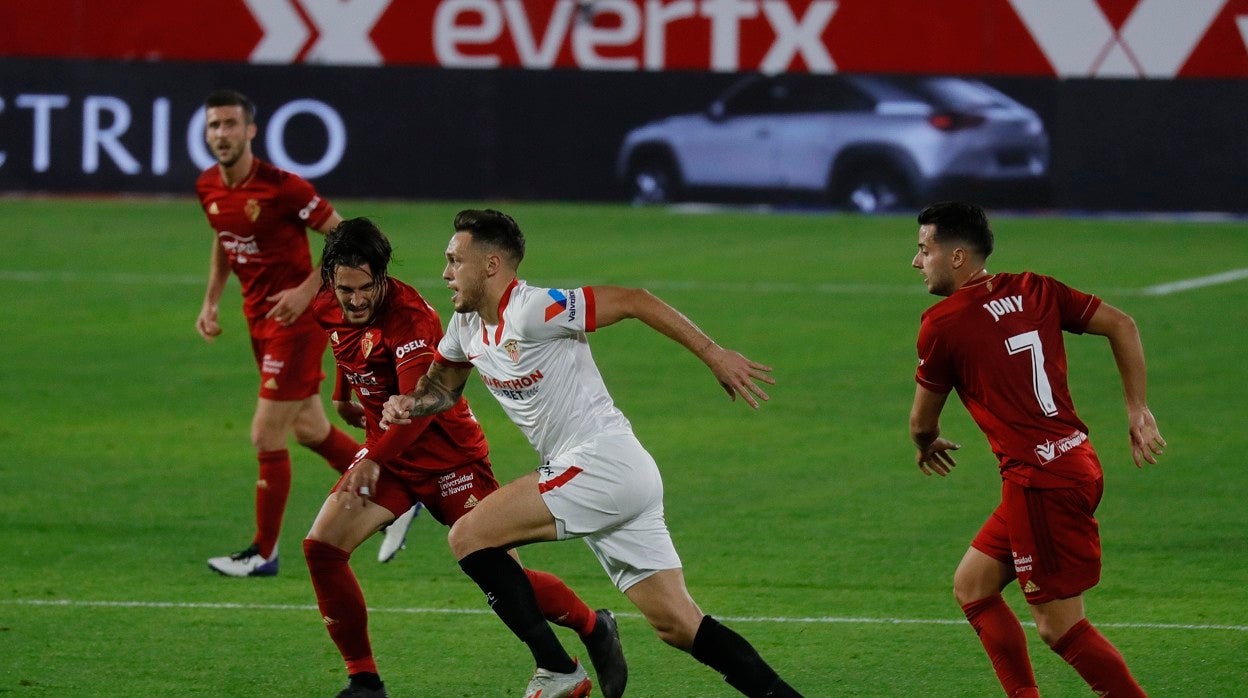 Suso conduce la pelota en el Sevilla - Osasuna de la pasada temporada