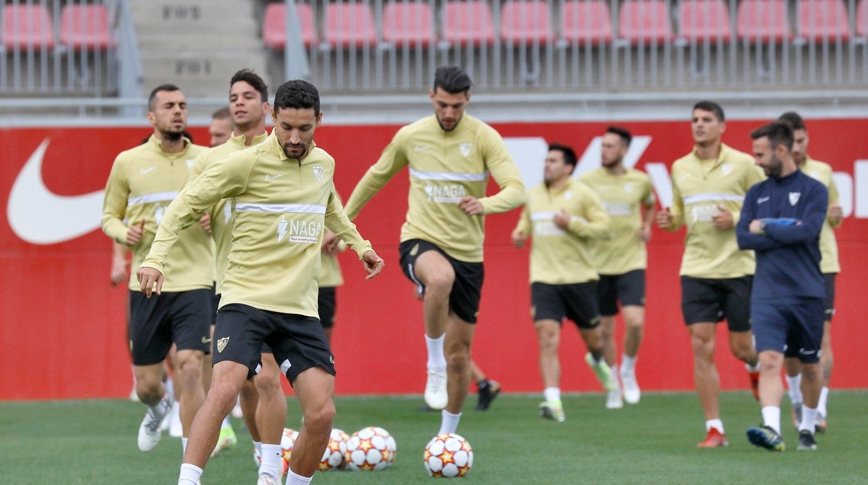 Jesús Navas toca el balón en el entrenamiento del lunes en la ciudad deportiva