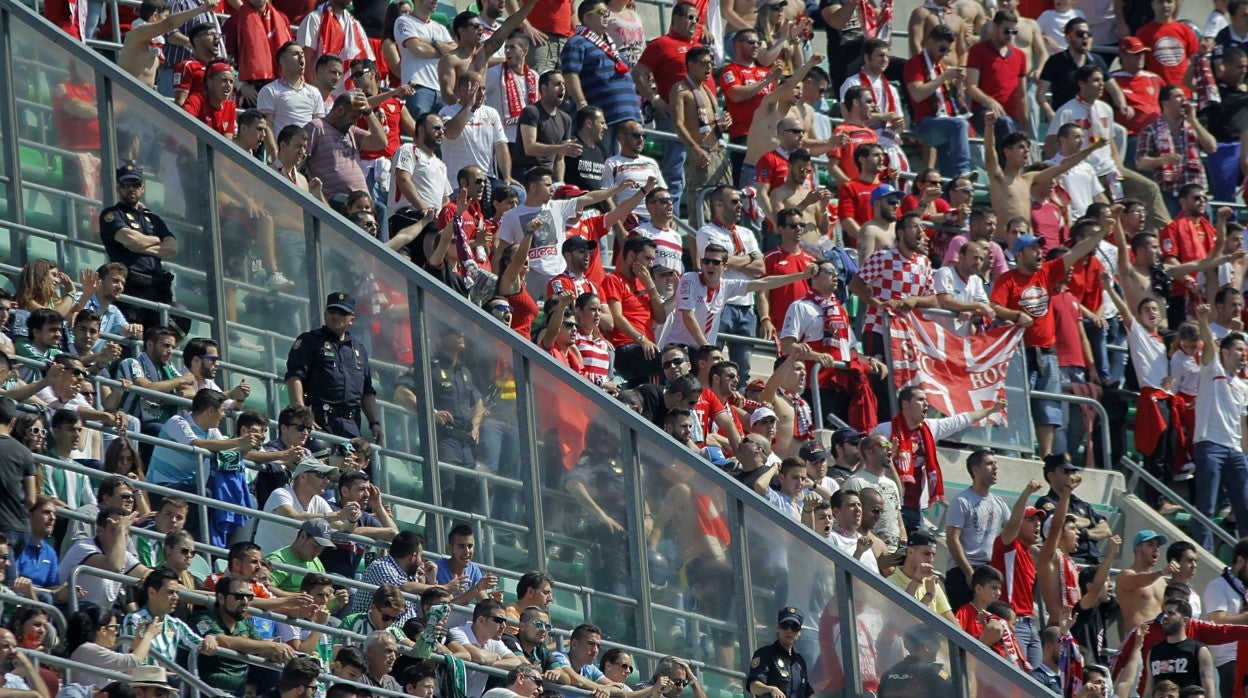 La afición del Sevilla en la grada del Benito Villamarín