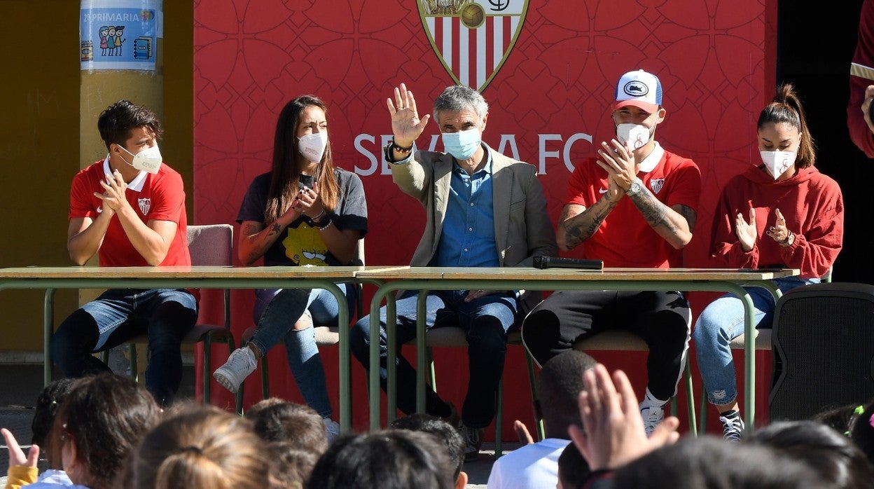 Visita del Sevilla FC en el CEIP Victoria Díaz del barrio de La Candelaria