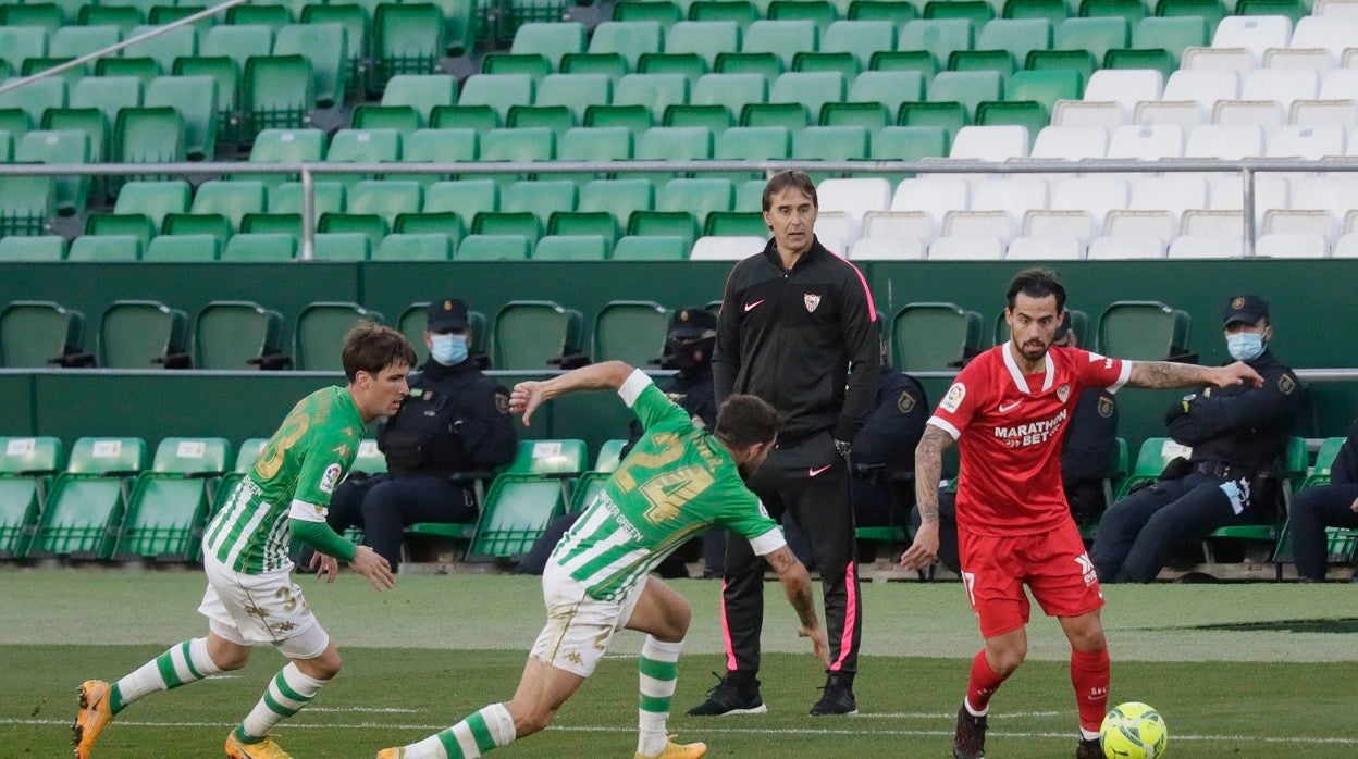 Suso levanta la cabeza ante Miranda y Aitor Ruibal en el Betis - Sevilla de la pasada temporada