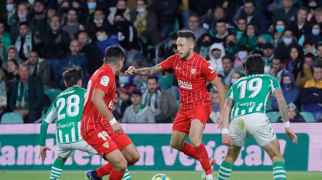 Ocampos conduce el balón durante el derbi disputado el pasado domingo