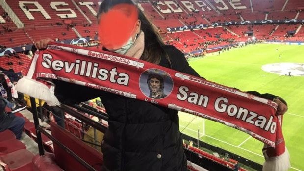 Una niña del Sevilla F.C. y de San Gonzalo prueba suerte en Twitter para encontrar su bufanda perdida