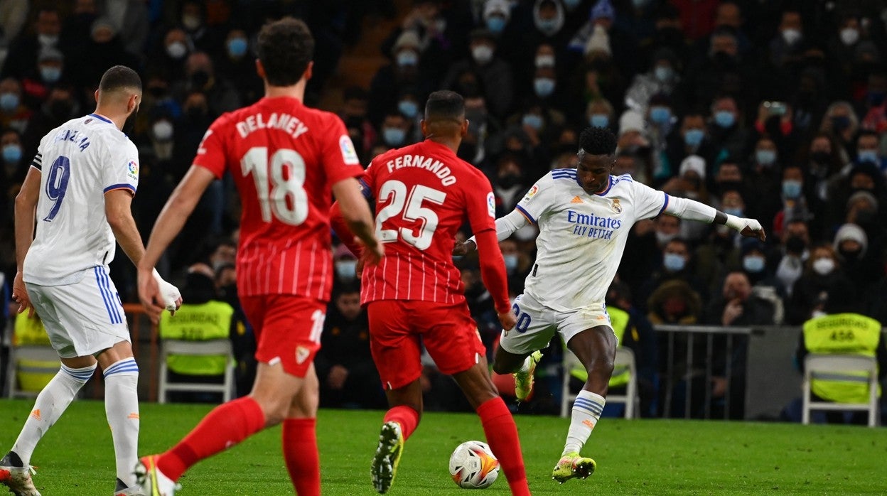 Vinicius, en el momento en el que dispara para hacer el 2-1 del Real Madrid