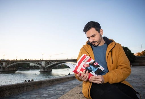 Álvaro Galván, junto a su libro y el puente de Triana V