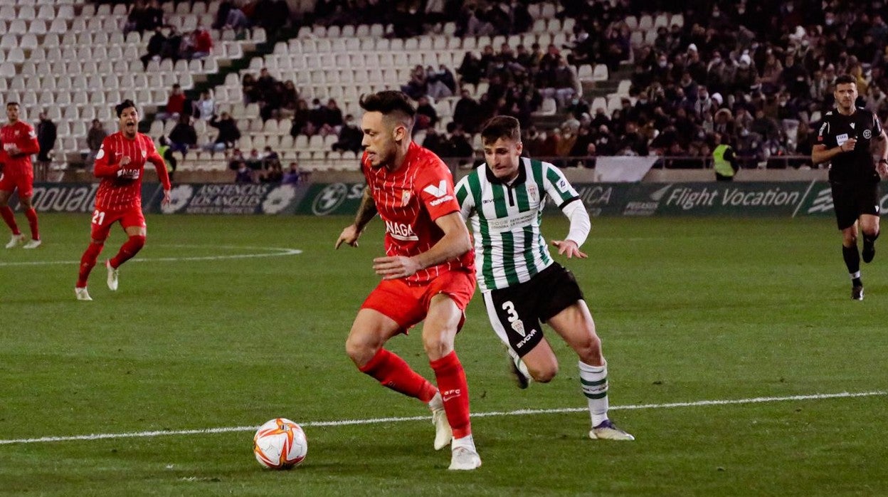 Lucas Ocampos, durante el Córdoba - Sevilla de la Copa del Rey, tratando de marcharse de un rival