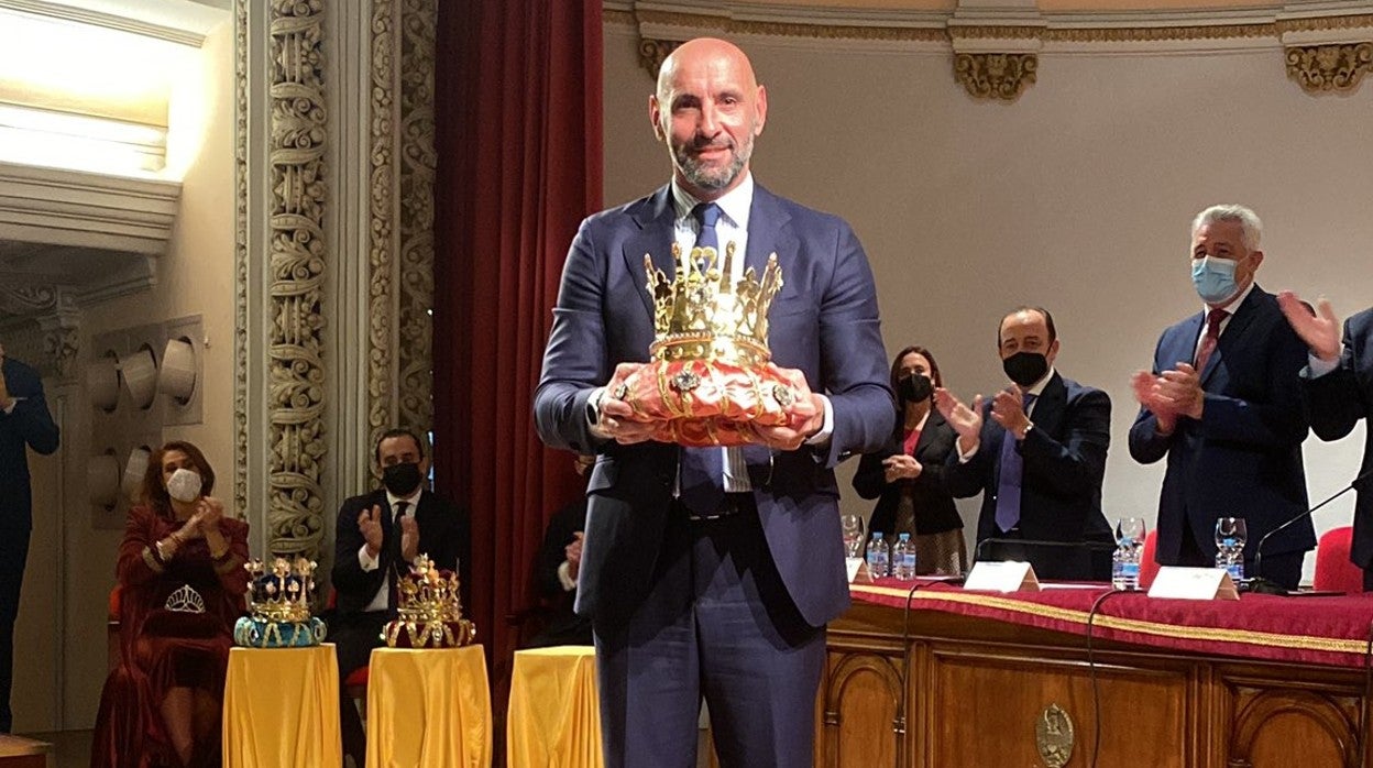 Monchi posa con su corona de Rey Baltasar