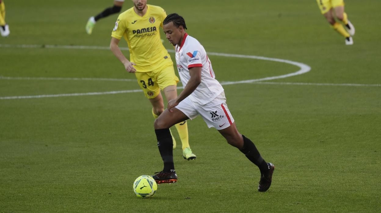 Acuña, protegiendo el balón en el último Sevilla - Villarreal