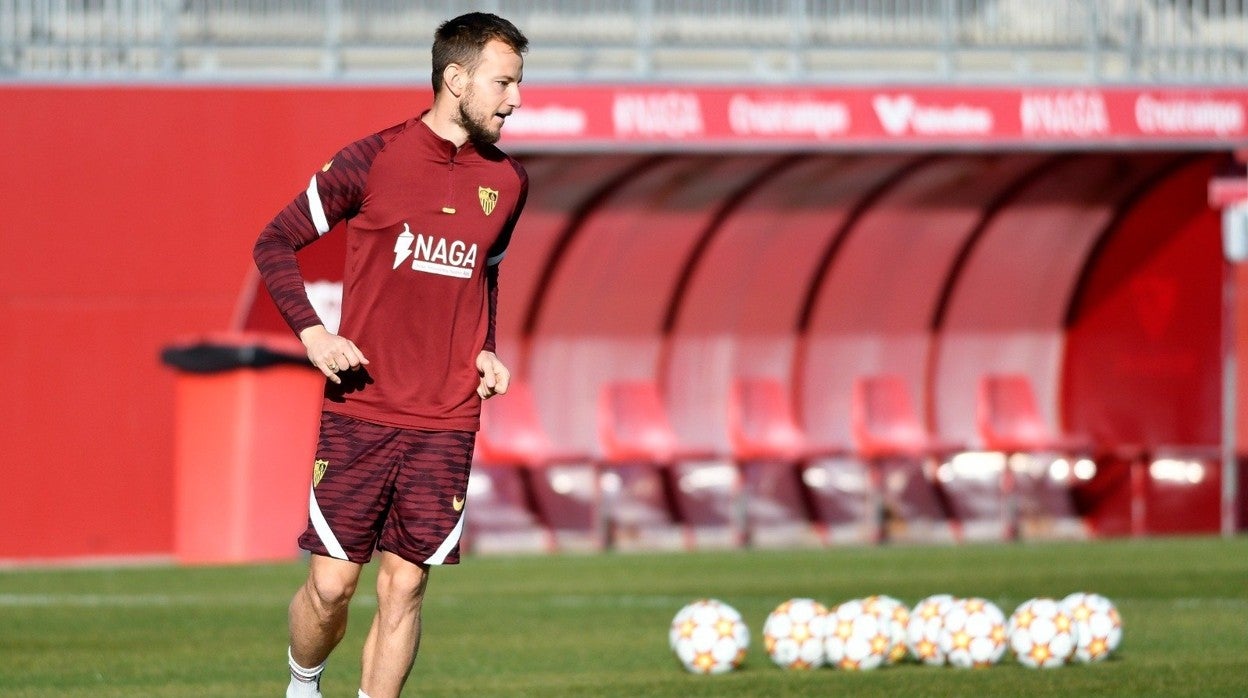 Rakitic durante el entrenamiento de este domingo