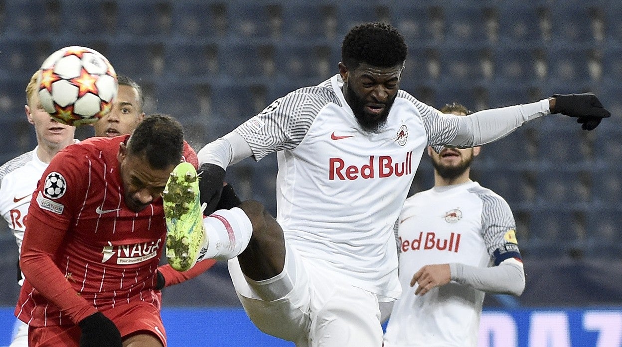 Fernando Reges, en una acción del RB Salzburgo - Sevilla FC