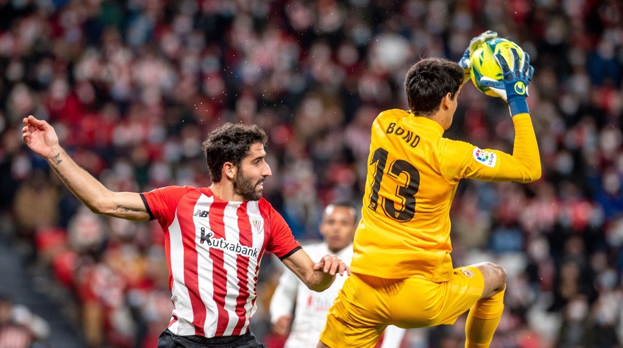Bono atrapa el balón ante Raúl García