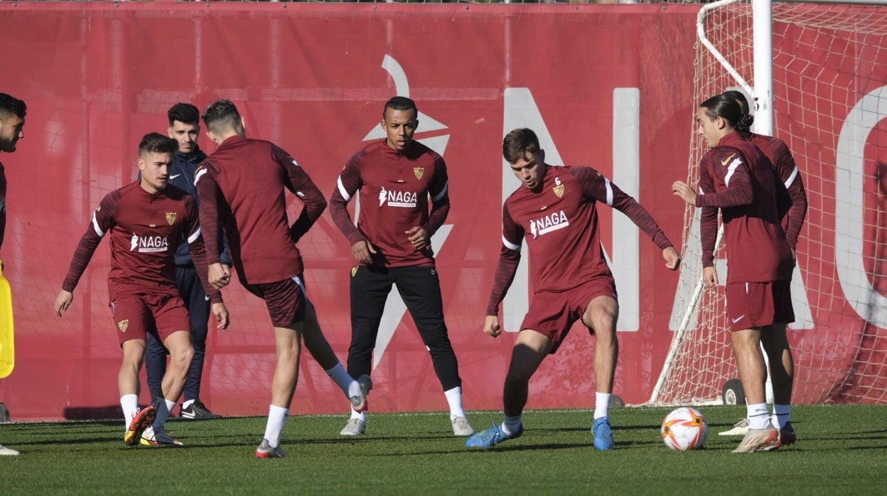 Varios jugadores del Sevilla Atlético, presentes en la sesión