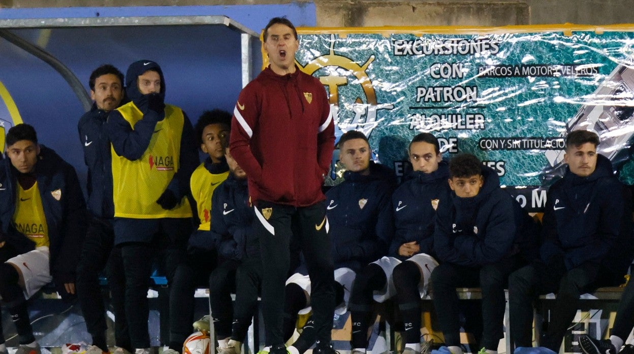Julen Lopetegui da instrucciones a sus jugadores durante el Andratx - Sevilla FC de la Copa del Rey