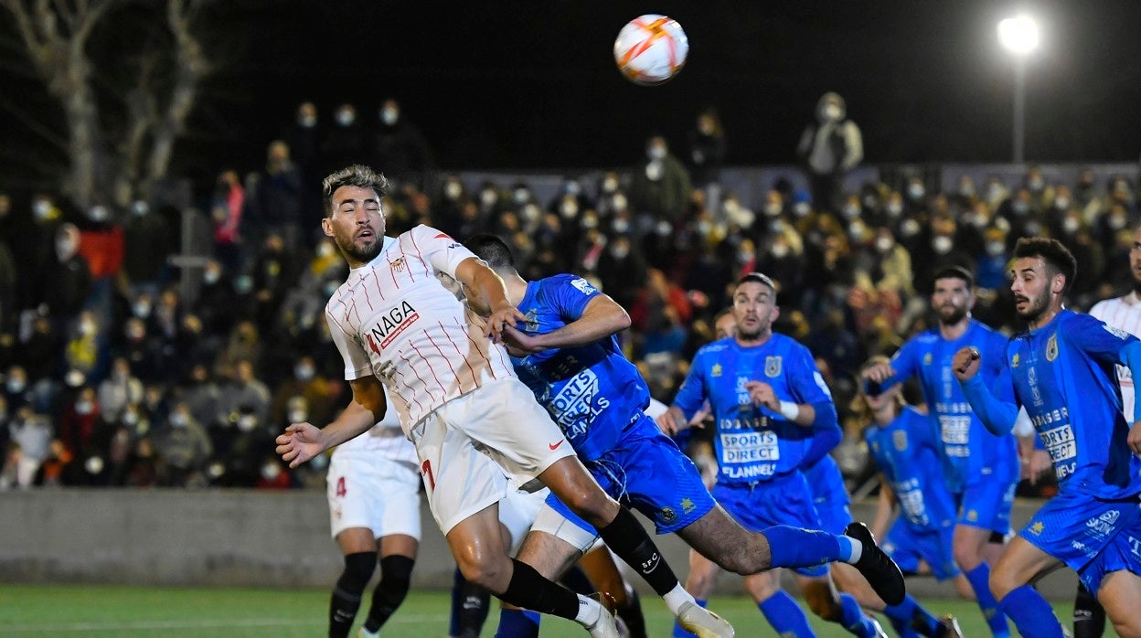 Munir remata un balón en un lance del partido ante el Andratx