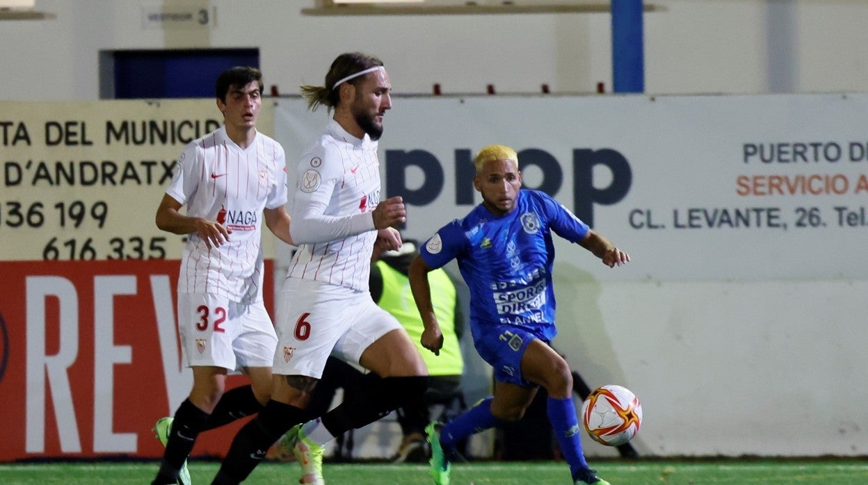 Nemanja Gudelj, en un lance del Andratx - Sevilla FC de la Copa del Rey