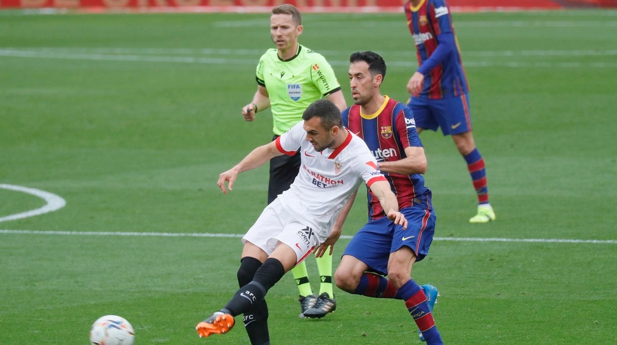 Joan Jordan, dando un pase en el último Sevilla - Barcelona de LaLiga Santander