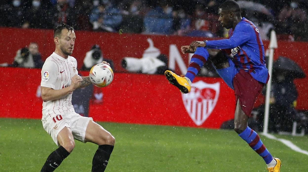 Rakitic pugna un balón con Dembele durante el Sevilla - Barcelona de LaLiga