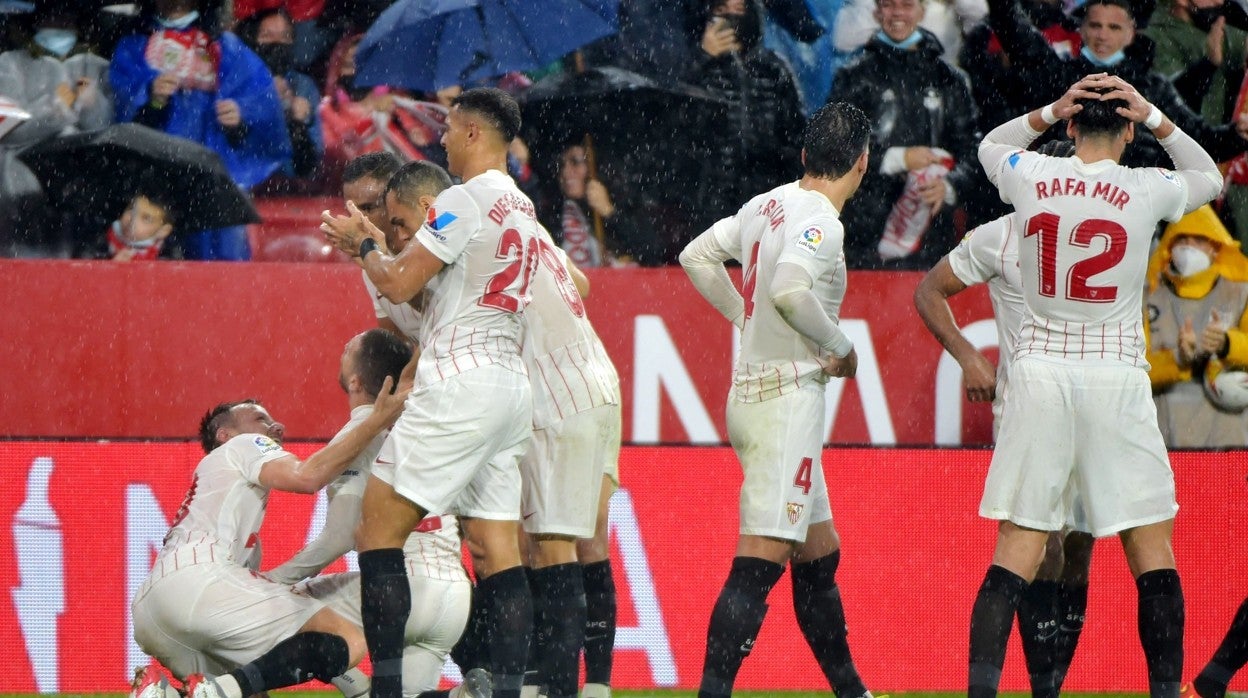Los jugadores del Sevilla felicitan al Papu Gómez por su gol al Barça