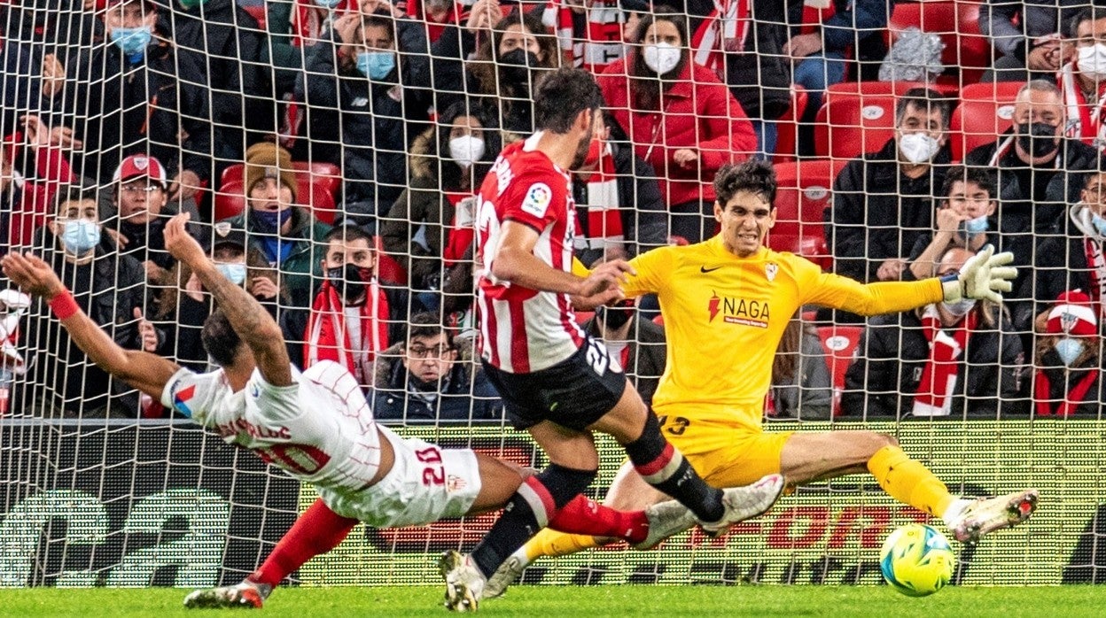 Bono detiene un disparo de Raúl García en el Athletic - Sevilla