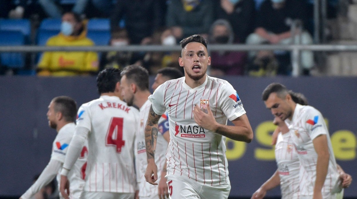 Ocampos corre para celebrar con la Fan Cam de LaLiga el 0-1 para su equipo en el Nuevo Mirandilla